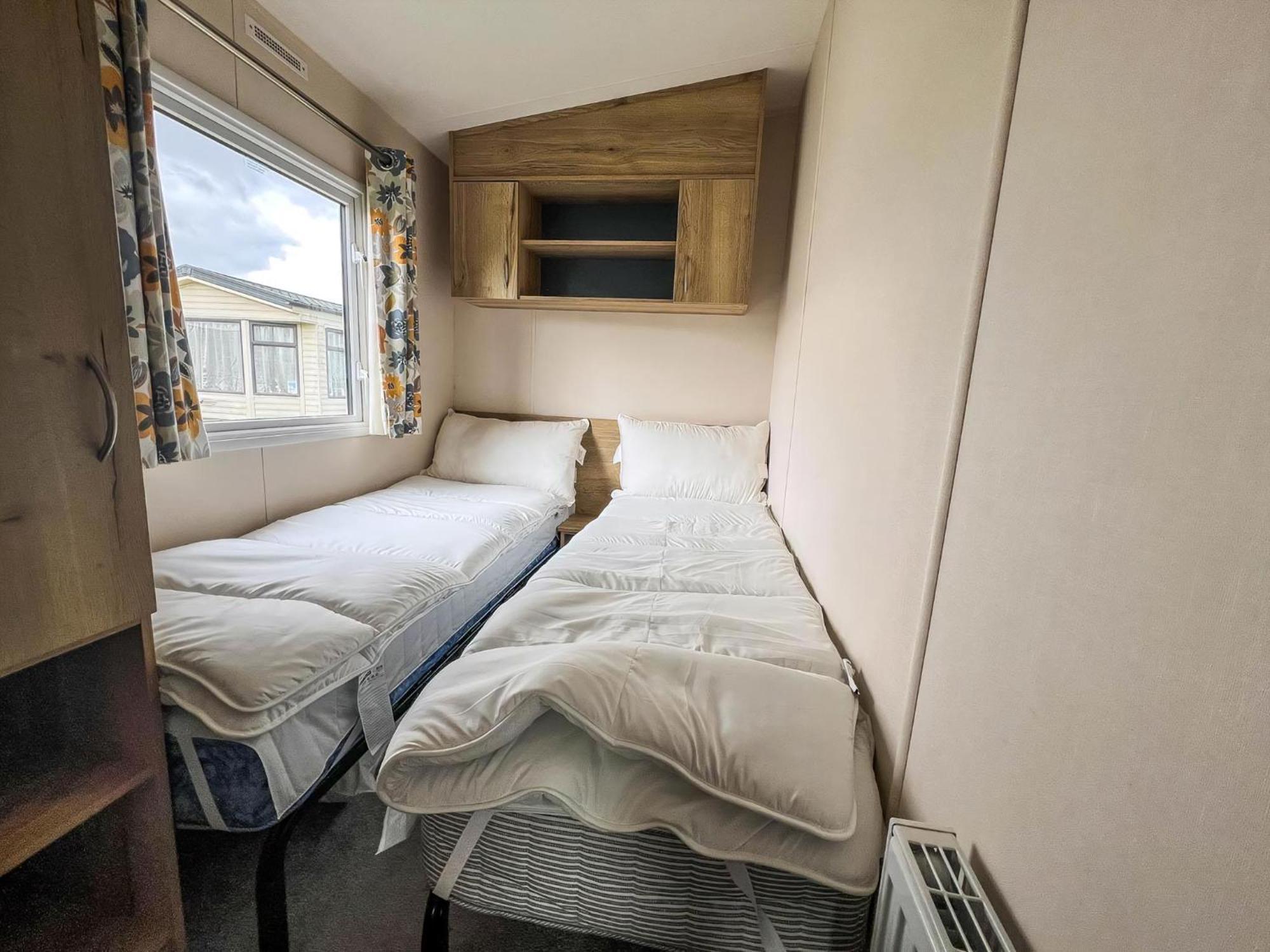Homely 8 Berth Caravan At Dovercourt Holiday Park, Essex Ref 44201H Great Oakley  Экстерьер фото