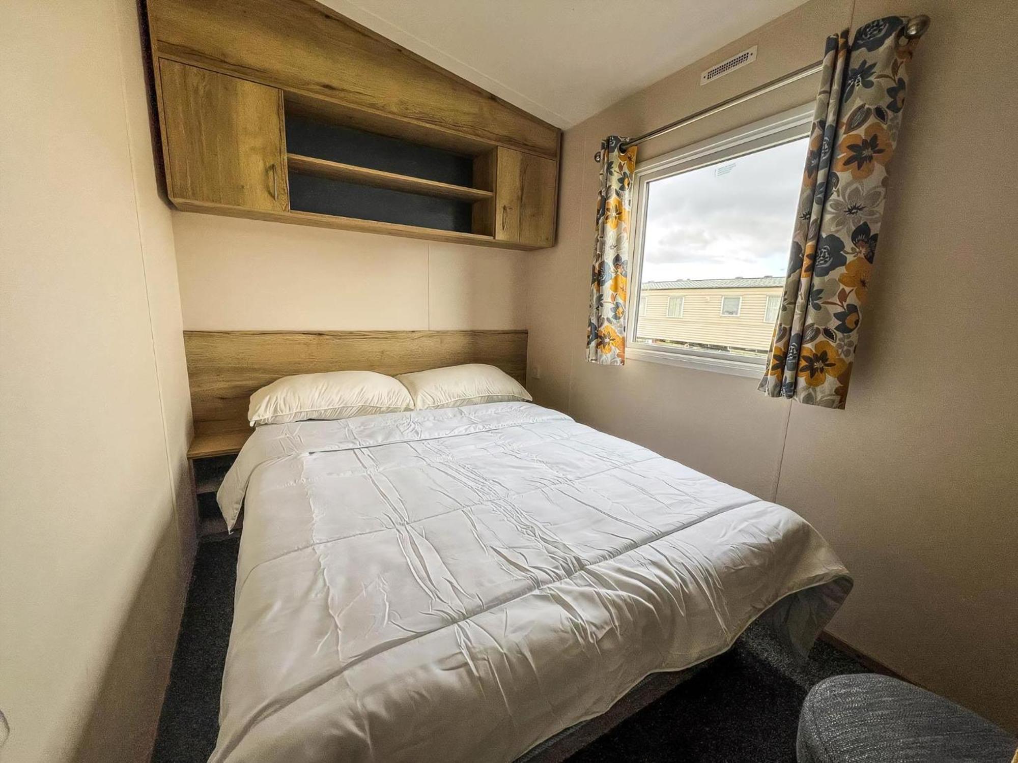 Homely 8 Berth Caravan At Dovercourt Holiday Park, Essex Ref 44201H Great Oakley  Экстерьер фото