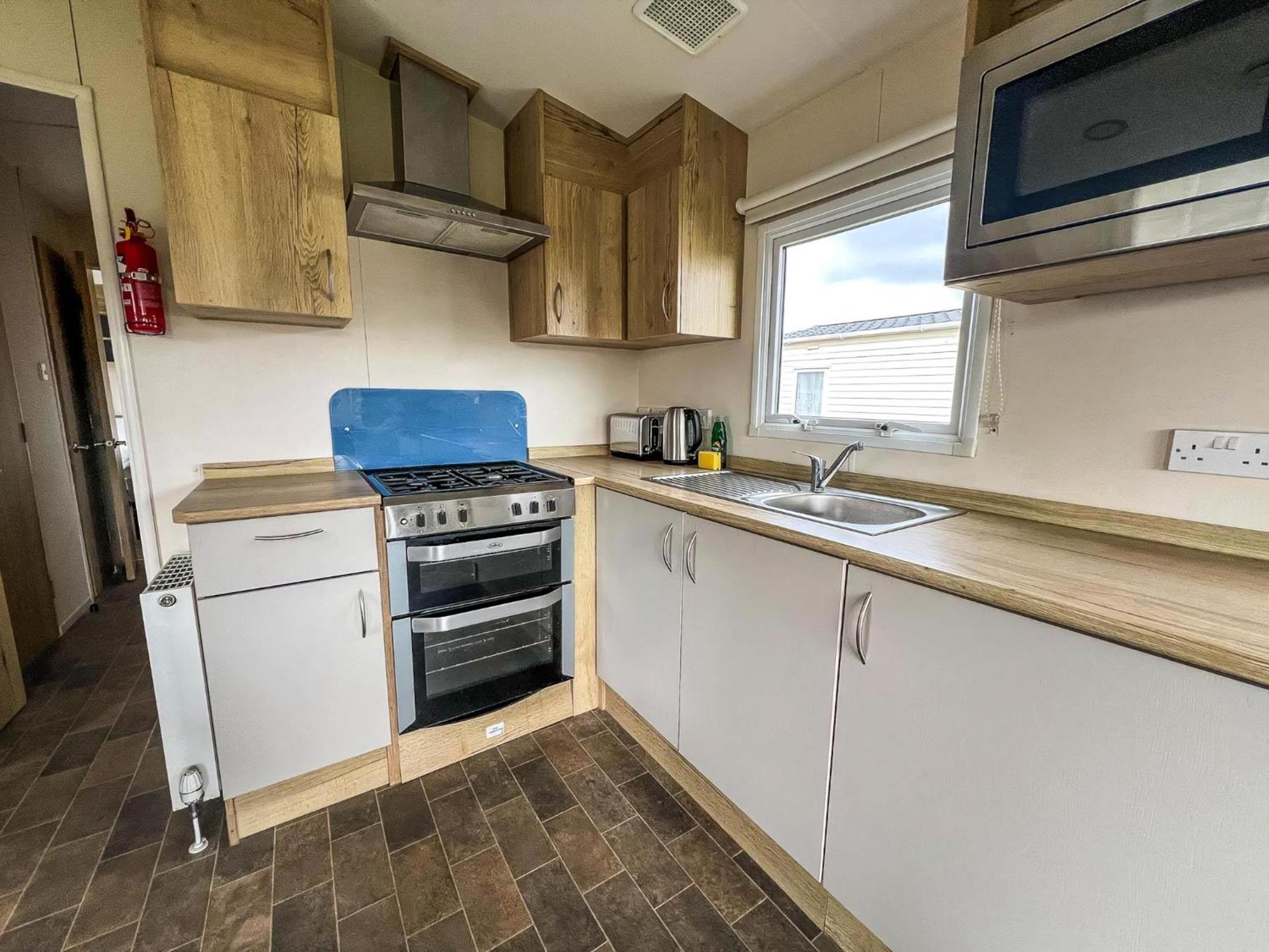 Homely 8 Berth Caravan At Dovercourt Holiday Park, Essex Ref 44201H Great Oakley  Экстерьер фото
